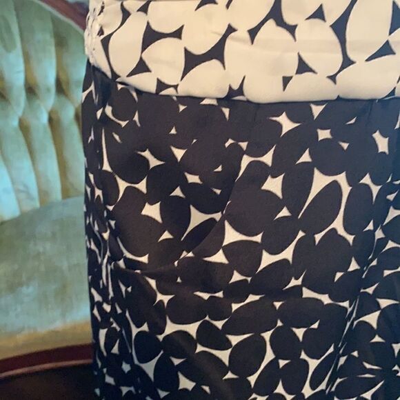 New York & Co., black & white printed skirt with pockets. Women’s M. - Picture 3 of 5
